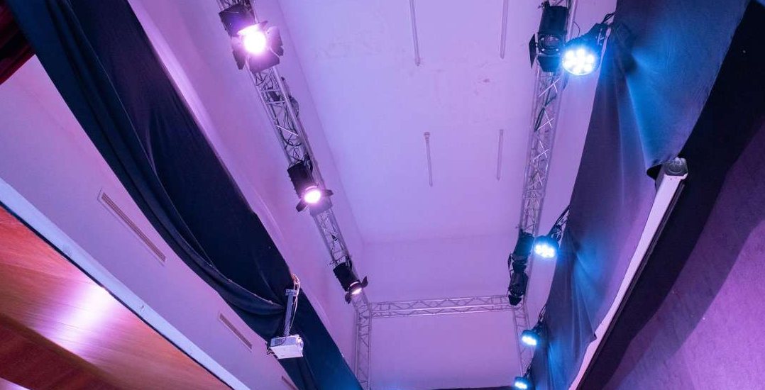 Barras de focos traseros y cenitales sobre el escenario