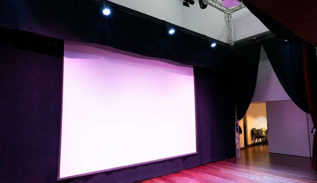 Escenario con la pantalla de proyección desplegada