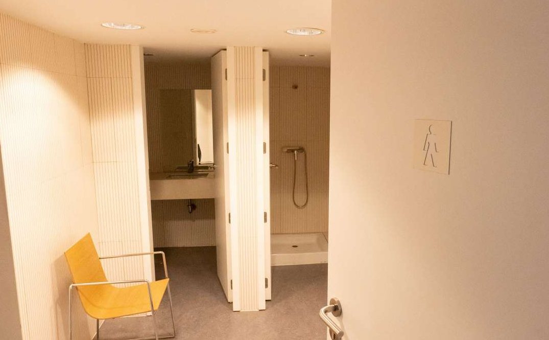 Vestuario con lavabo y ducha